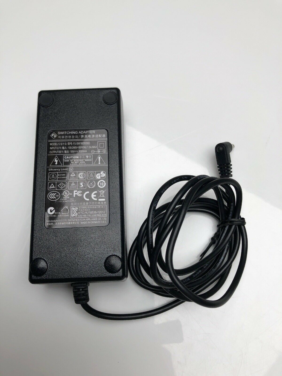 New FJ-SW1803000D 18Volt 3000mA Switching Adapter power supply
